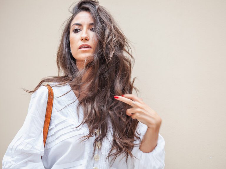couleur cheveux brun lumineux et rajeunissant