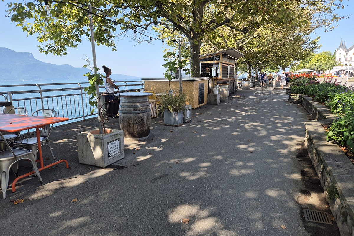 Le Bordu bar sur les quais de Vevey