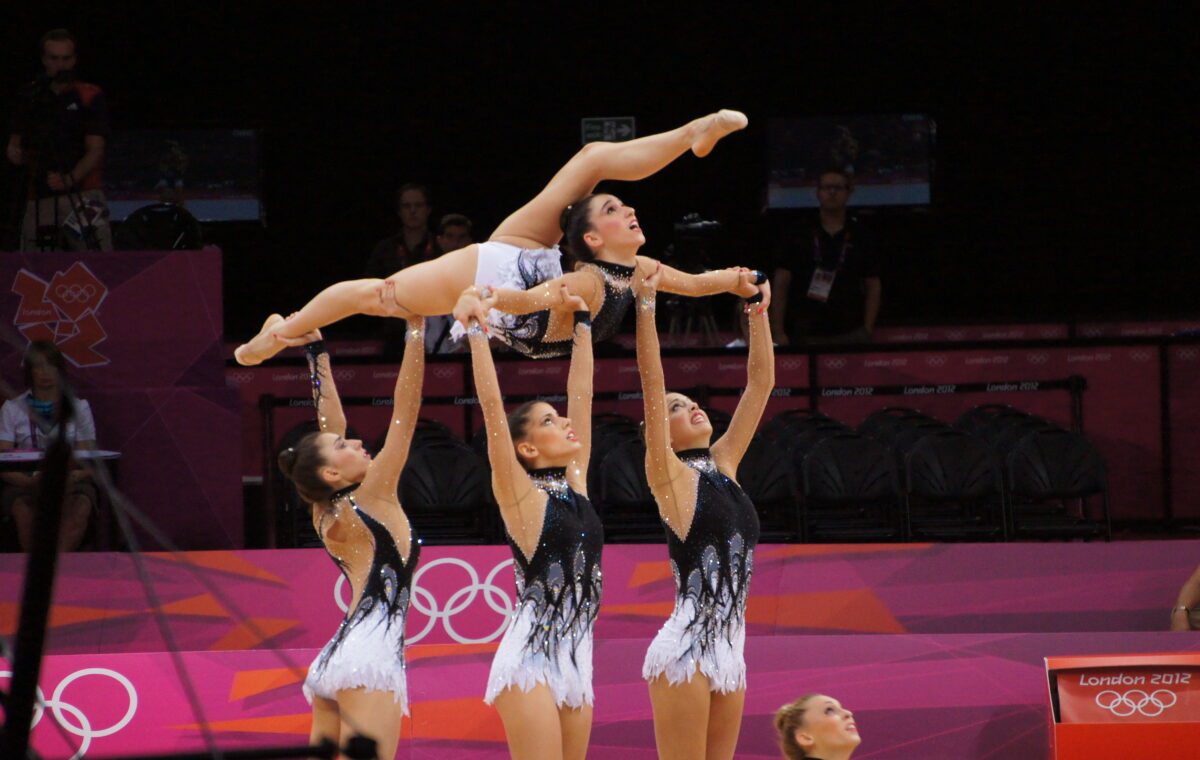 Gymnastes de gymnastique rythmique pendant une compétition