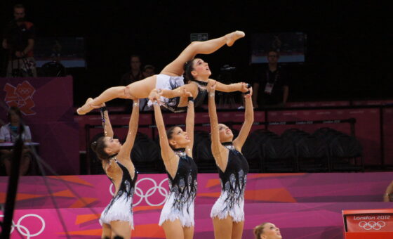 Gymnastes de gymnastique rythmique pendant une compétition