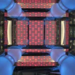 Rayonnages et tables de lecture dans une bibliothèque