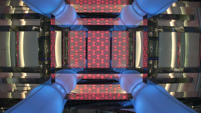Rayonnages et tables de lecture dans une bibliothèque