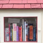 Boîte à livres en bois installée dans un espace extérieur