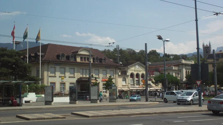 Bâtiment et place de la gare de Vevey