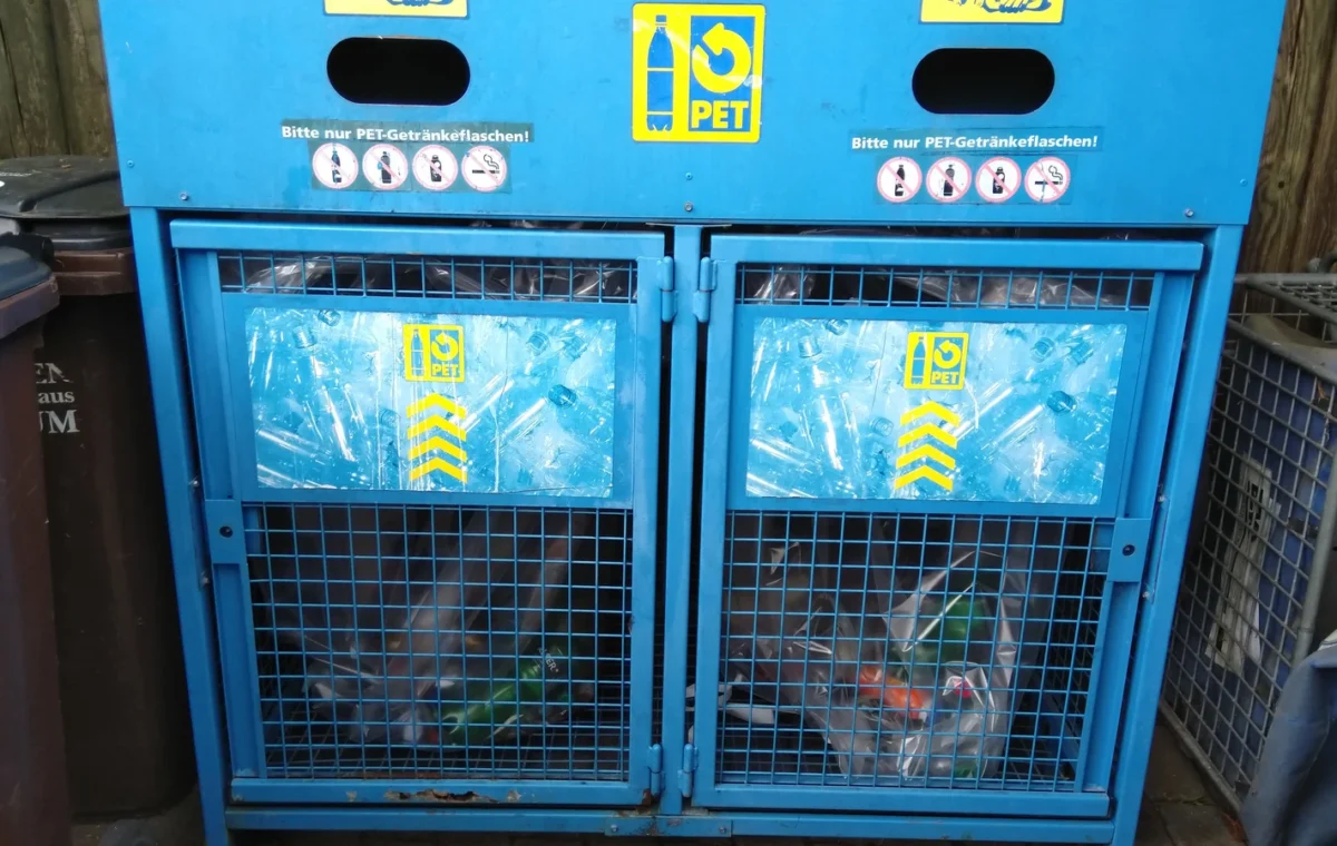 Conteneur de recyclage en Suisse, illustration de la déchèterie des Foges