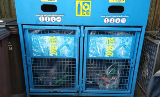 Conteneur de recyclage en Suisse, illustration de la déchèterie des Foges