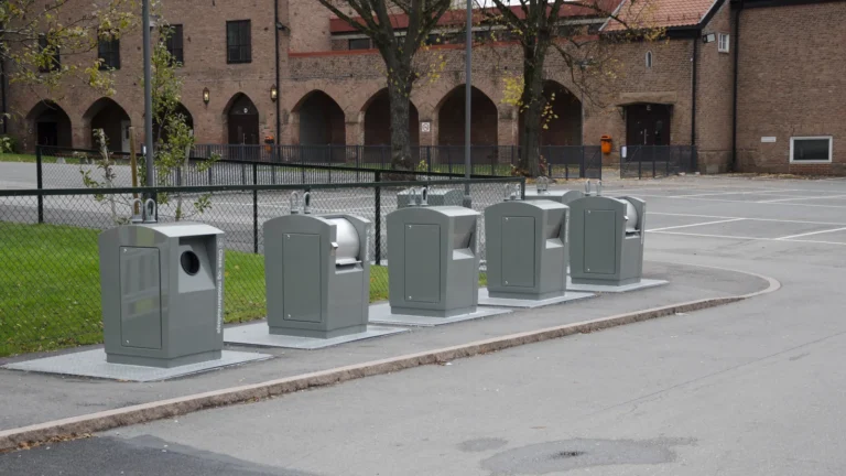 Bacs de tri colorés illustrant le tri des déchets à Praz-Libon