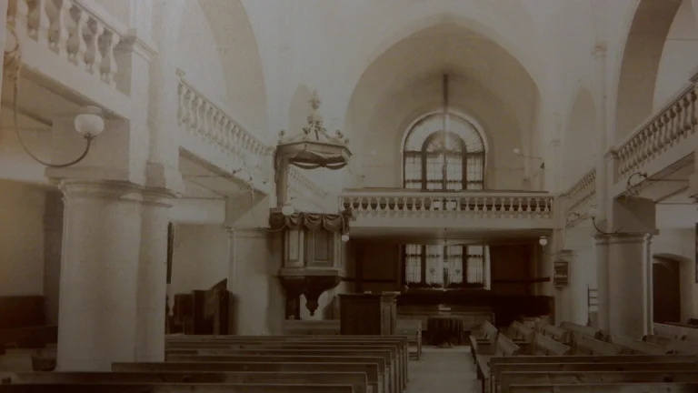 Nef et chœur de l’église Sainte-Claire à Vevey sur une photographie historique