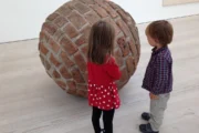 Deux enfants observent une œuvre dans un musée