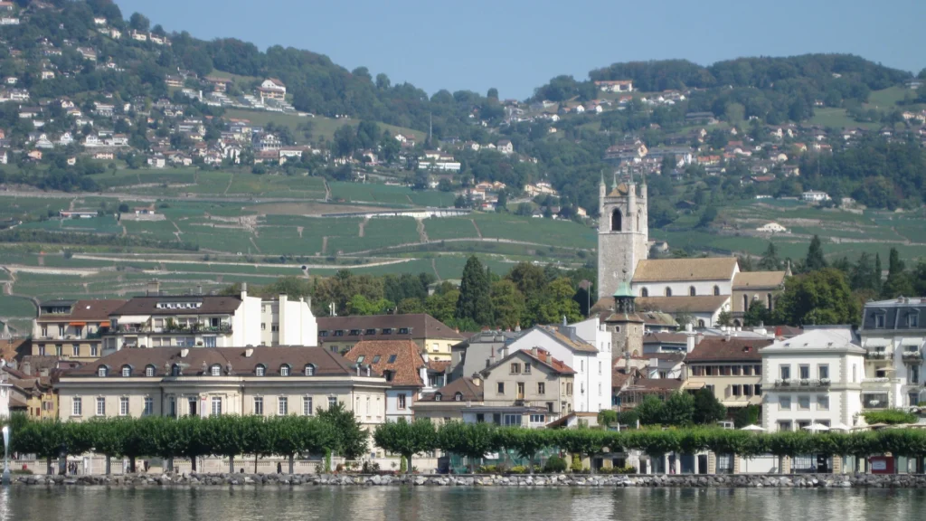 Vue de Vevey depuis le lac Léman, ville où se tient l’exposition de l’ARVA