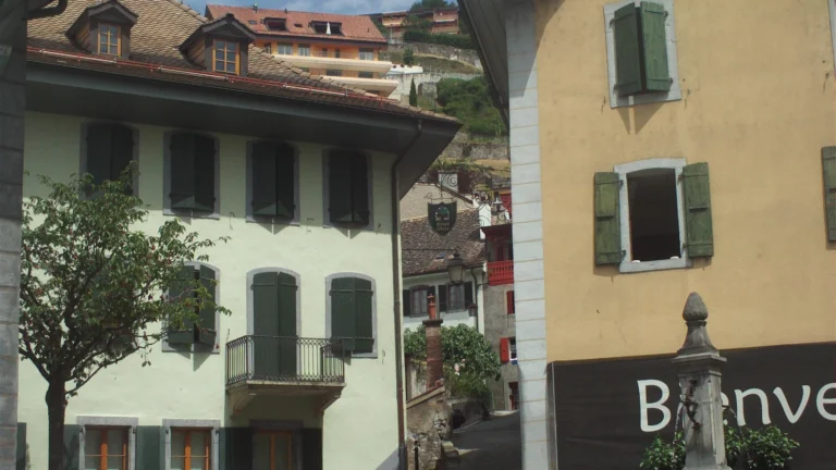 Maisons et rue pavée de la Vieille Ville de Montreux dans le quartier des Planches