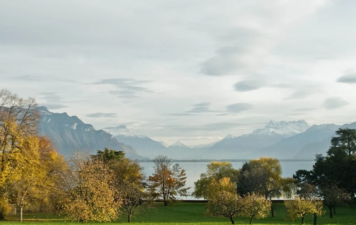 Parc et port de La Tour-de-Peilz au bord du Léman