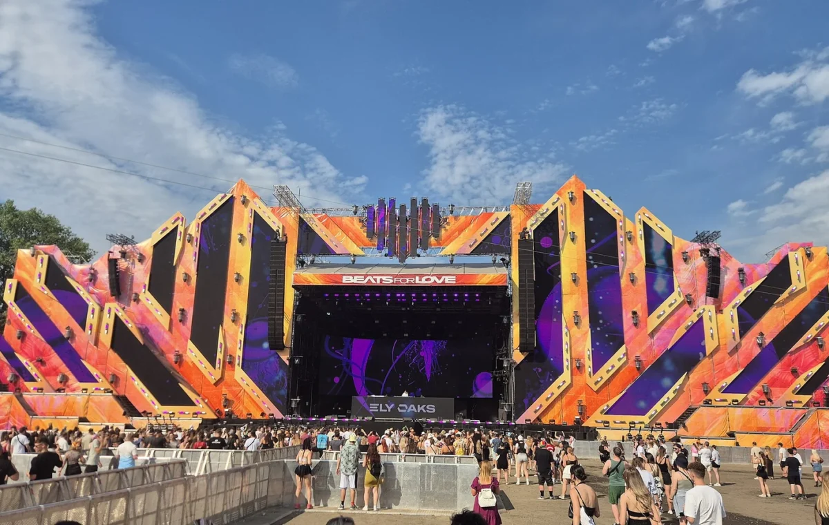 Scène de festival éclairée devant le public