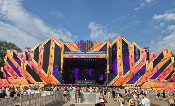 Scène de festival éclairée devant le public