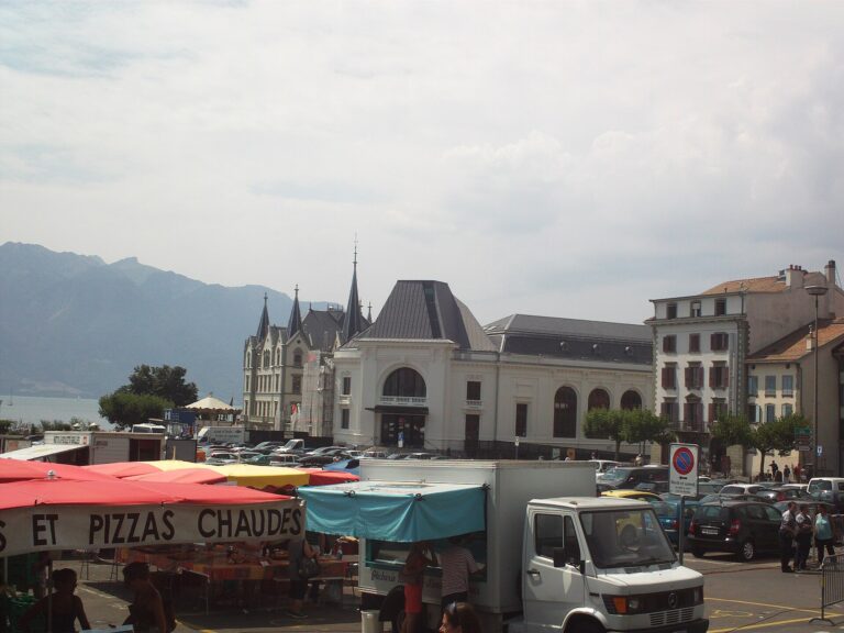 Place du Marché de Vevey avec le Château de l’Aile au bord du Léman