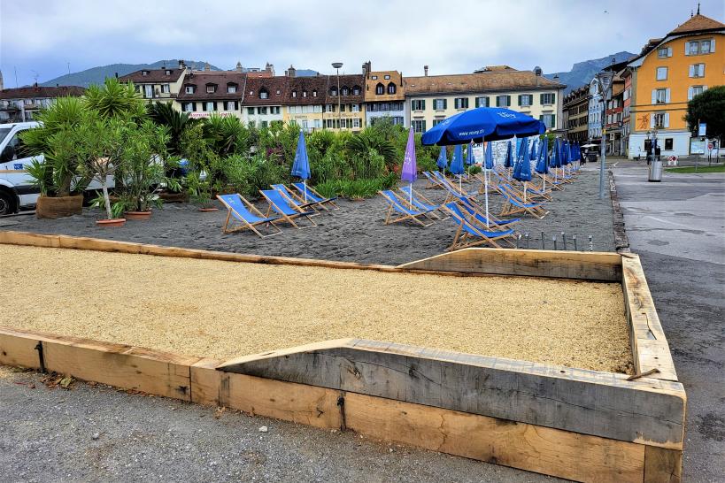 Espace plage à Vevey : transats et piste de pétanque sur la place du Marché