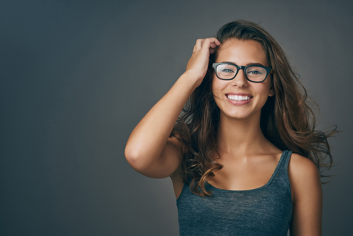 Les meilleures coupes de cheveux à adopter quand on porte des lunettes