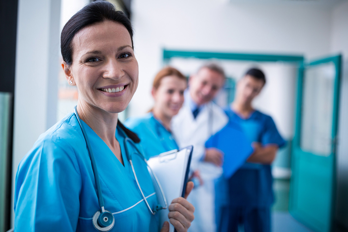Combien gagne un infirmier ou une infirmière en Suisse ? Tout savoir sur les salaires du secteur