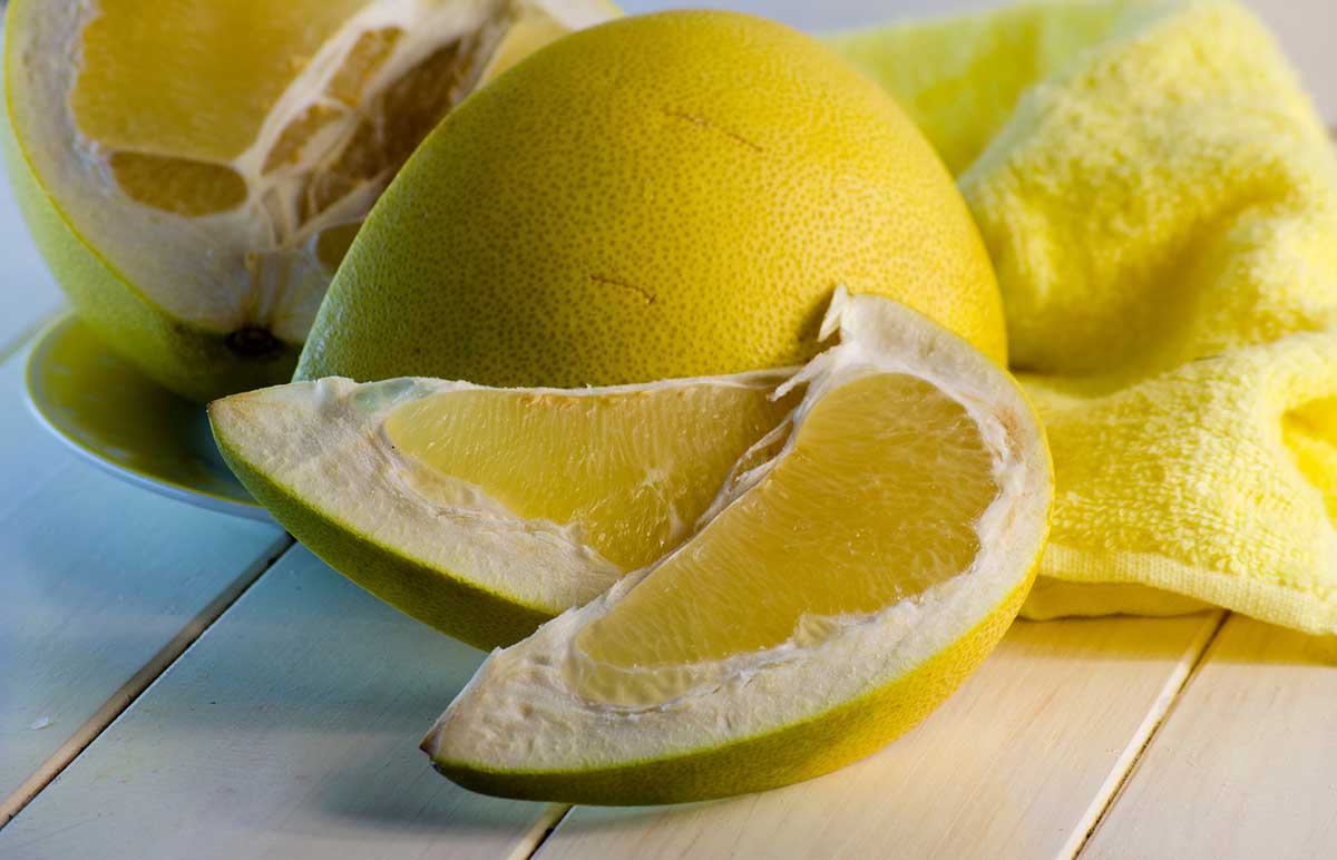 Le pamplemousse (pomelo) : l’agrume star aux mille vertus… à manipuler avec précaution !