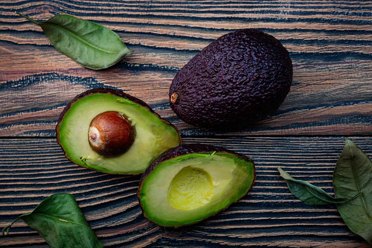 L’avocat fait-il grossir ? Vérités et bienfaits sur ce fruit star de nos assiettes