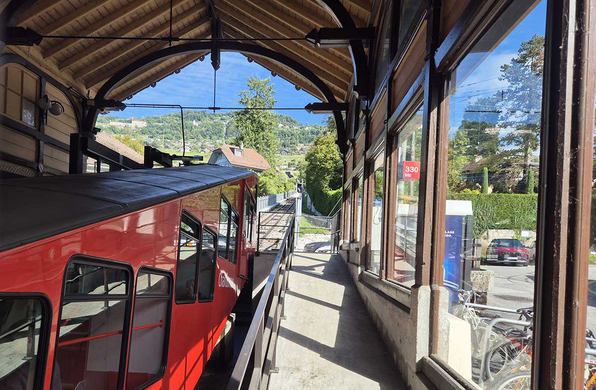 Le funiculaire entre Vevey et le Mont-Pèlerin, joyau panoramique de la Riviera vaudoise