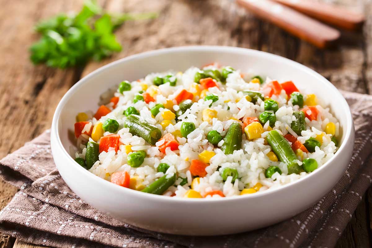 Salade de riz colorée : le plat complet, rapide et fun à personnaliser