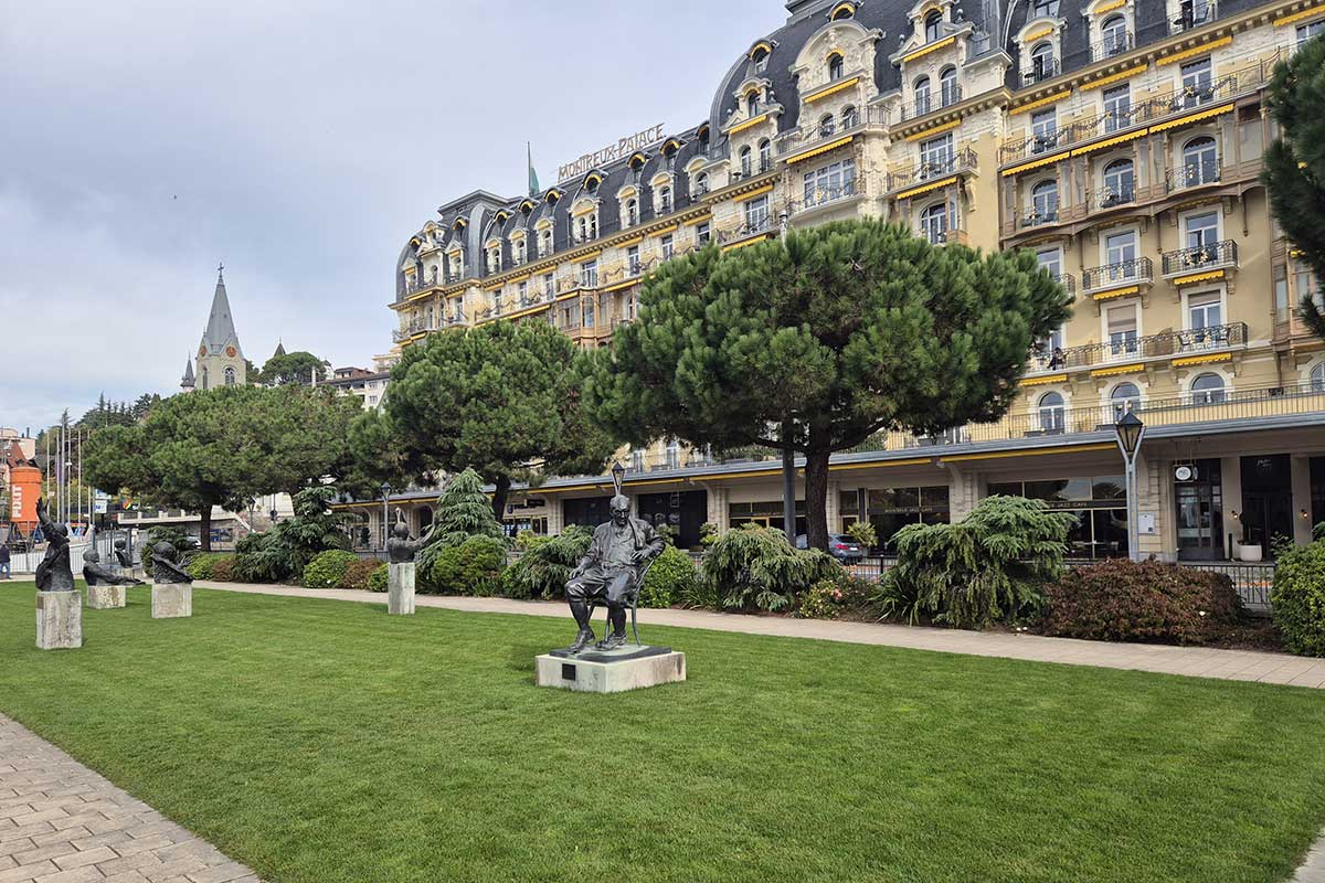 Le jardin du Montreux Palace : un écrin de verdure entre lac, art et musique