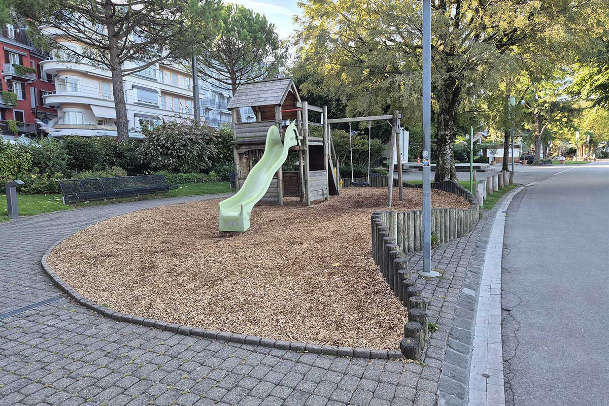 La place de jeu des quais de Montreux à côté du restaurant La Rouvenaz