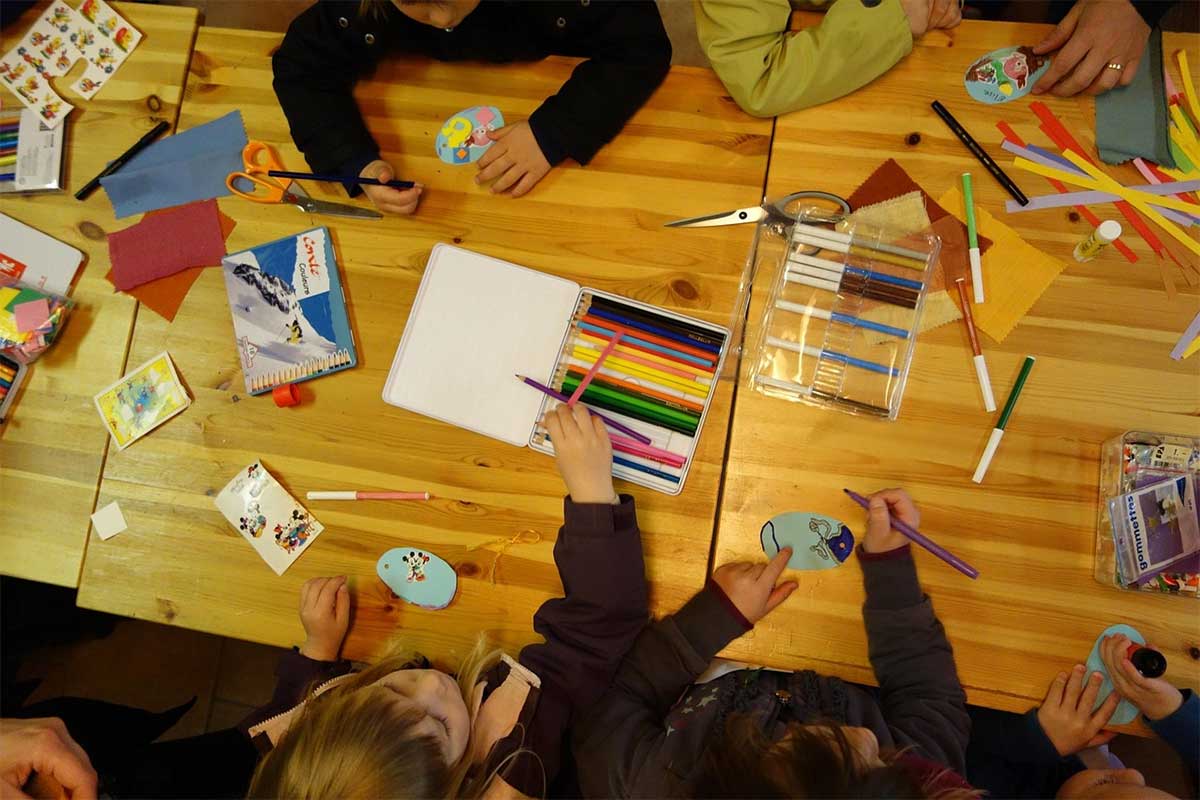 Quelles activités artistiques privilégier pour stimuler la créativité des enfants ?